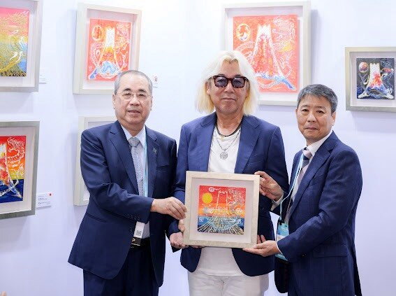 贈畫儀式。左為台灣電路板協會陳正雄理事長,中為上野一郎畫家,右為新武天滿正一郎董事長