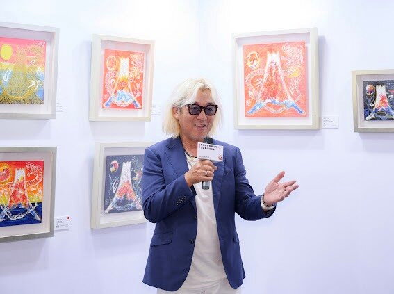 上野一郎於新武展位說明 Power Art 公益藝術計畫